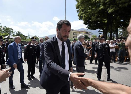 Funerali carabiniere ucciso, ovazione per Salvini: "Fai giustizia per Mario"