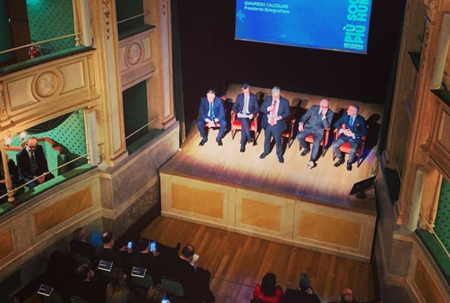 Sul palco il direttore Roberto Valente, il presidente di BolognaFiere Calzolari, Stefano Fatelli presidente del Gruppo Cosmetici in Farmacia, Marco Bacchini per Federfarma e Sergio Liberatore AD di IQVIA Italia Sul palco il direttore Roberto Valente, il presidente di BolognaFiere Calzolari, Stefano Fatelli presidente del Gruppo Cosmetici in Farmacia, Marco Bacchini per Federfarma e Sergio Liberatore AD di IQVIA Italia