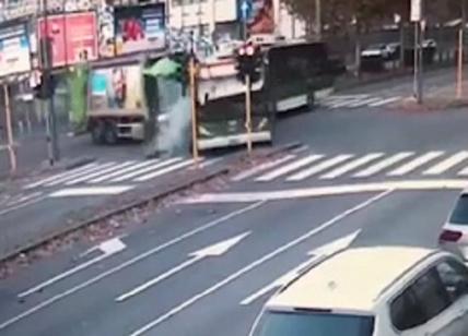 Incidente autobus Milano, il conducente: "Mancamento alla guida"