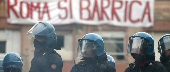 Case popolari agli occupanti abusivi: ok alla legge Rissa notturna in Consiglio regionale, beffati Lega e FdI Stop agli sgomberi e le case anche per gli extracomunitari