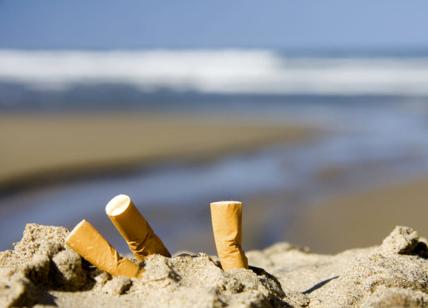 Vietato fumare in spiaggia, ecco l'ordinanza: 500 euro di molta a chi la viola