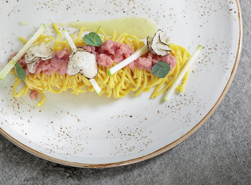 Tagliolini tiepidi, fondo di vitello tartufo nero e mela verde