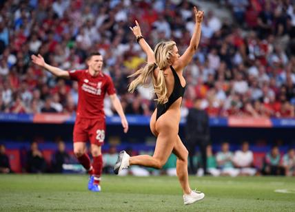 Champions, Tottenham-Liverpool: la sensuale invasione di Kinsey Wolanski