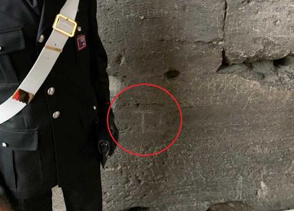 Colosseo sotto attacco: turista vandalo incide le mura. Terzo caso in 7 giorni