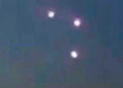 Brivido alieno a Roma: tre oggetti luminosi volano nel cielo di Monteverde