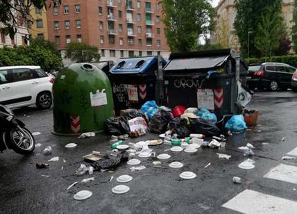 Vaticano, turisti faccia a faccia con i rifiuti. Ecco il “benvenuto” di Roma