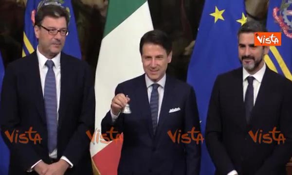 Governo, golpe Italia. Suona la campanella a Chigi. Ora tutti al Papeete