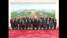 Cina, Xi riceve una delegazione di ospiti stranieri: c'è anche D'Alema