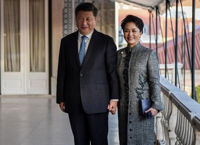 Xi Jinping e Peng Liyuan ape