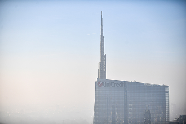 Coronavirus, almeno l'aria di Milano è pulita: crolla il Pm 10
