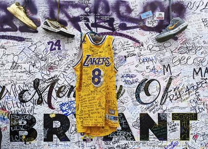 Los Angeles, i fan di Kobe Bryant si riuniscono di fronte allo Staples Center