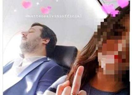 Salvini si addormenta in aereo. Ragazzina si fa un selfie col dito medio