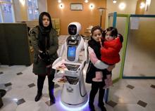 Debutta la cameriera robot con l'hijab