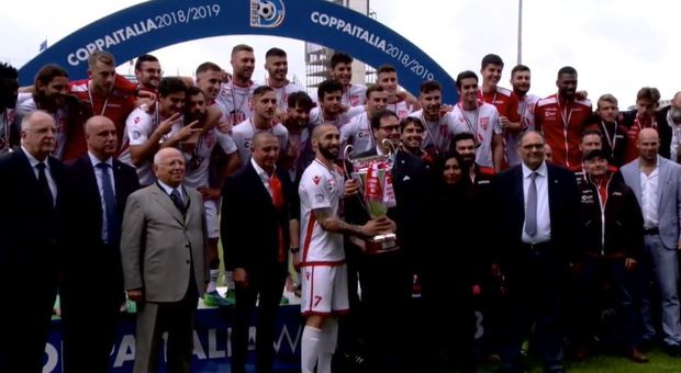 Il Matelica alza la Coppa Italia di D 2018/19 dopo la vittoria sull'Acr Messina Il Matelica alza la Coppa Italia di D 2018/19 dopo la vittoria sull'Acr Messina