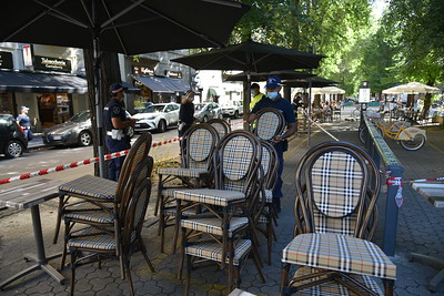 Milano, locale occupa abusivamente 40 mq, sequestrati tavoli e arredi