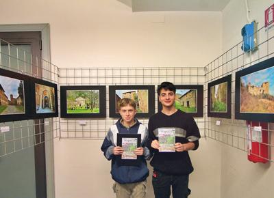 Davide Pardini a sx, Daniel Santucci a dx di fronte ad una loro esposizione
