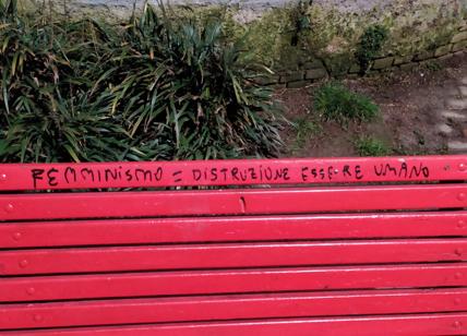Scritte contro femminismo, imbrattata panchina rossa. Roggiani: gesto vile