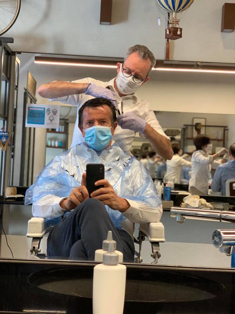 "Adesso è davvero #Fase2": con queste parole il sindaco di Bergamo Giorgio Gori ha commentato le tre foto da lui postate sul proprio profilo facebook questa mattina, che lo immortalano di nuovo finalmente dal barbiere, riaperto - nel rispetto di tutte le norme di distanziamento previste - dopo due mesi di lockdown. Come per il sindaco di Bergamo, per molti altri poter tornare a tagliarsi i capelli è il segnale più evidente del nuovo piccolo passo verso la normalità compiuto lunedì 18 maggio.