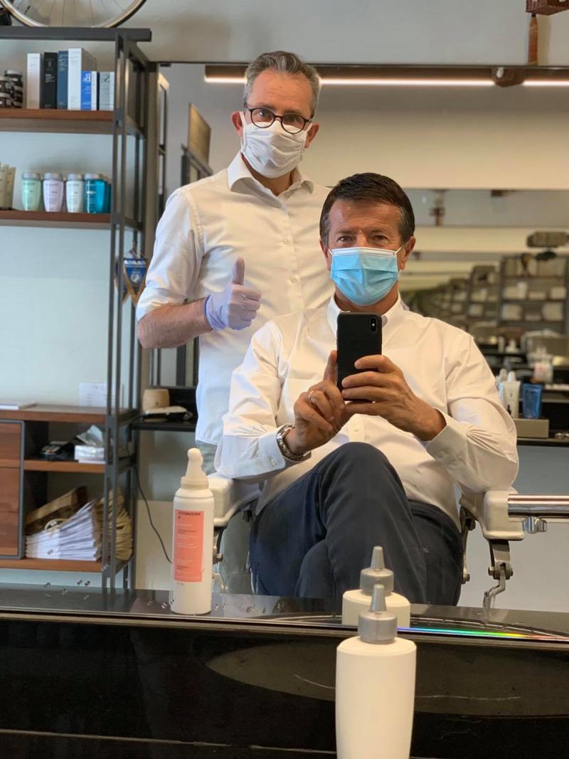 "Adesso è davvero #Fase2": con queste parole il sindaco di Bergamo Giorgio Gori ha commentato le tre foto da lui postate sul proprio profilo facebook questa mattina, che lo immortalano di nuovo finalmente dal barbiere, riaperto - nel rispetto di tutte le norme di distanziamento previste - dopo due mesi di lockdown. Come per il sindaco di Bergamo, per molti altri poter tornare a tagliarsi i capelli è il segnale più evidente del nuovo piccolo passo verso la normalità compiuto lunedì 18 maggio.