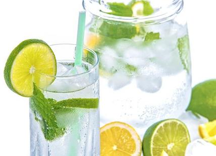Acqua e limone la mattina a digiuno fa davvero bene? Molti non sanno…
