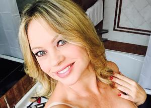 ANNA FALCHI reggiseno e lato B da scudetto... come la sua Lazio! Le foto Vip