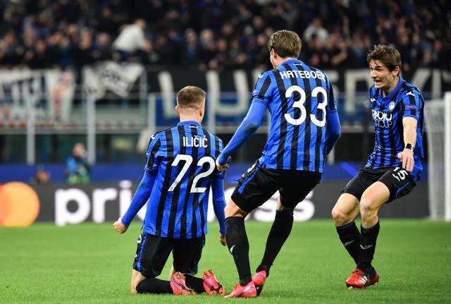 Ilicic - Hateboer (foto Lapresse)