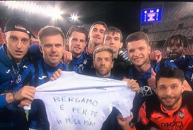 La dedica dei giocatori dell'Atalanta La dedica dei giocatori dell'Atalanta