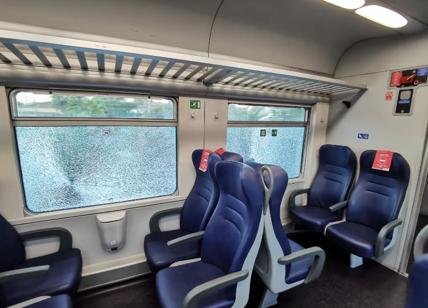 Atto vandalico alla stazione di San Romano sul treno regionale Firenze - Pisa