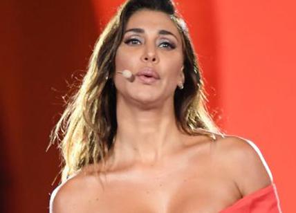 BELEN RODRIGUEZ NUDA DIETRO IL VELO ROSSO: CHE REGALO PER DE MARTINO. Foto Vip