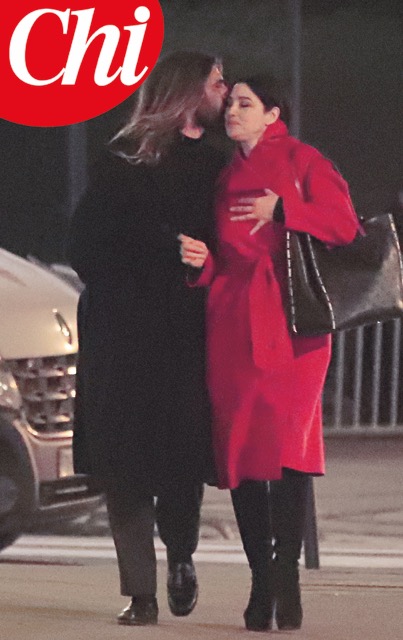 Monica Bellucci torna da Nicolas Lefebvre, baci affettuosi: è amore? FOTO