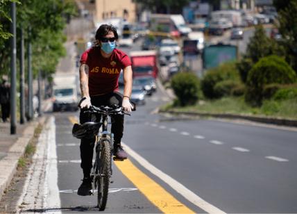 Bici elettrica brucia semafori rossi. Il ciclista ubriaco e drogato: arrestato