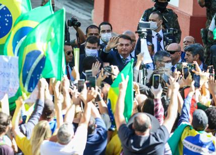 Coronavirus, Brasile, polemiche su Bolsonaro tra la folla senza mascherina