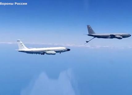Caccia russo intercetta aerei spia americani in volo sul Mar Nero. VIDEO