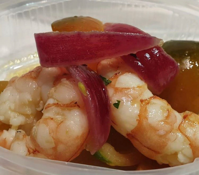 LA CALANCA DA LEO Il ristorante “La Calanca da Leo” di viale Sabotino, 8 propone un menu take away che è un inno al mare e alle sue delizie. Ricca la proposta degli antipasti: involtini di spada, insalata di mare, capesante, piovra croccante, gamberi alla catalana, bis di tartare (tonno e salmone), scampi, gamberi, ostriche e frittelline di Gianchetti. Tra i Primi Piatti ravioli di pesce, lorighitas calamari, carciofi e bottarga, fregola ai frutti di mare, gnocchi gamberi e tartufo, paccheri cozze, vongole e bottarga. I secondi spaziano dal fritto misto, spiedini di gamberi con trevisana grigliata, gamberoni patate e carciofi, orata allo zenzero, pescatrice patate e carciofi. Torta di mele, Seadas, Mousse al cioccolato e Tiramisù sono i dolci proposti. Per prenotazioni telefonare allo 02.27202140 oppure WhatsApp al 340.4646432.  