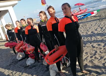Cani di salvataggio e donne di salvataggio: l'ottavina reale in acqua a Ostia