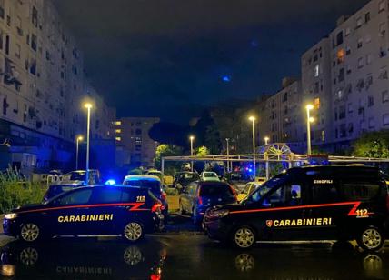 Napoli, carabiniere prende a calci un ragazzo: il video diventa virale in rete