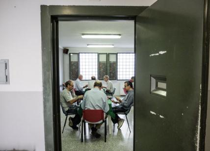 Bollate, i detenuti realizzano un milione di mascherine per le guardie