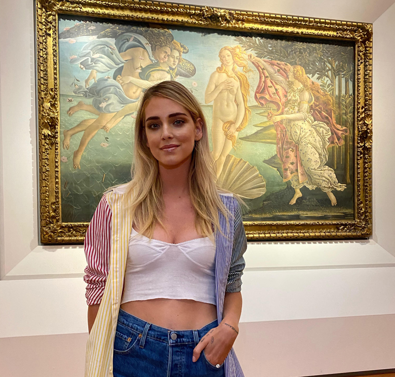 Chiara Ferragni davatni alla Venere di Botticelli