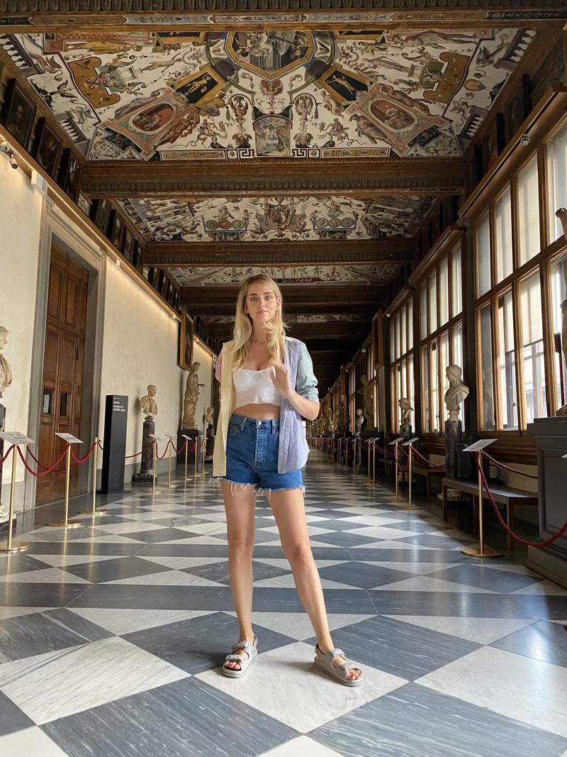 Chiara Ferragni nel primo Corridoio degli Uffizi