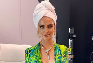 CHIARA FERRAGNI SENZA REGGISENO: SCOLLATURA SEXY. E CALZE A RETE... FOTO