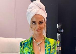 CHIARA FERRAGNI SENZA REGGISENO: SCOLLATURA SEXY. E CALZE A RETE... FOTO
