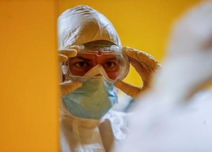 Coronavirus, infermiere positivo trova 78mila euro: “Li dono per il vaccino”
