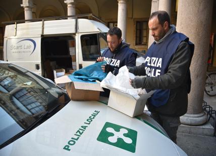 Milano, Polizia locale sequestra 610mila sacchetti di plastica. FOTO