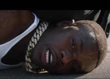 Il rapper DaBaby ricrea la morte di George Floyd: canta sdraiato a terra. Video