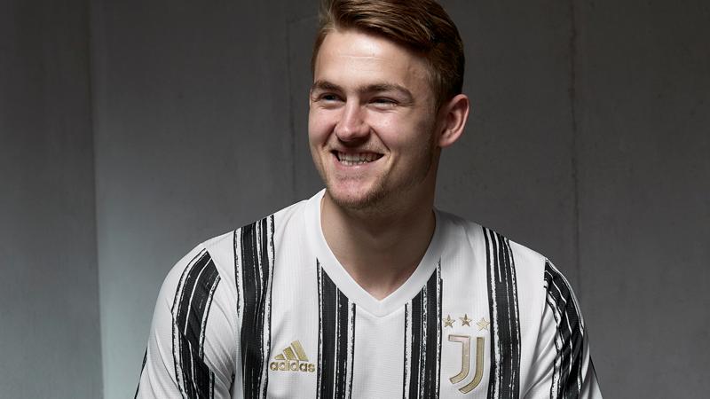 DE LIGT WEARING JUVENTUS HOME SHIRT