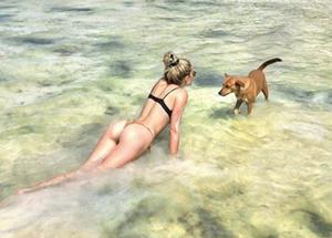 ELENA MORALI: 'Ma vanno ancora di modo le foto del c...?'. LATO B SUPER