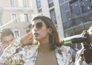 ELISABETTA CANALIS A SENO SCOPERTO PER LA MILANO FASHION WEEK 2020. Foto delle Vip