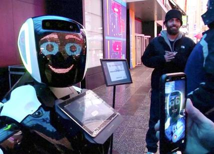 A Times Square un robot visita i passanti in cerca di sintomi del coronavirus