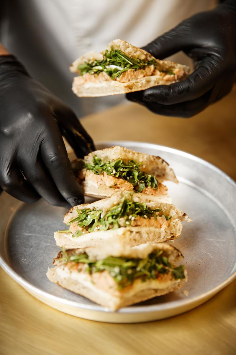 Focaccia con Salmone Marinato Alla Soia, Rucola, Provola, Sesamo ph. credits Jacopo Salvi