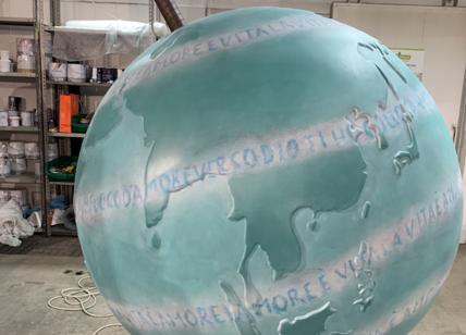 Fra Cielo e Terra, il globo di Roberta Cipriani arriva a Pietrasanta